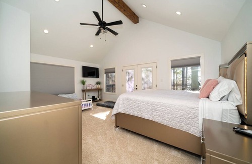 Avinger Cabin | Selah Lodge! Gorgeous Lakefront lodge on 170 Acres with 6 Bedrooms