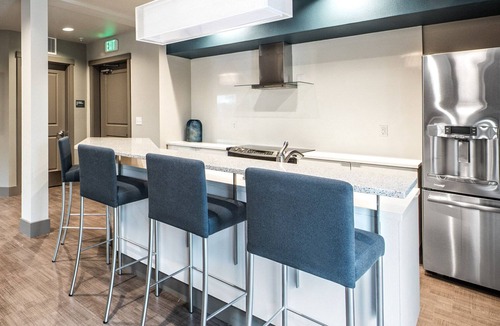 West Bellevue Apartment | Serene Bellevue Studio w/Gym & Pet Area, nr Shopping, by Blueground