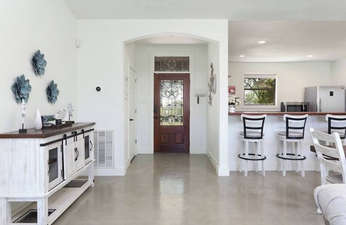 McQueeney House | Serene Country Getaway – Lakefront Luxury & Comfort