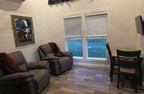 Oakwood House | Serene Home Directly Between Houston and Dallas, Beautiful Views, WIFI