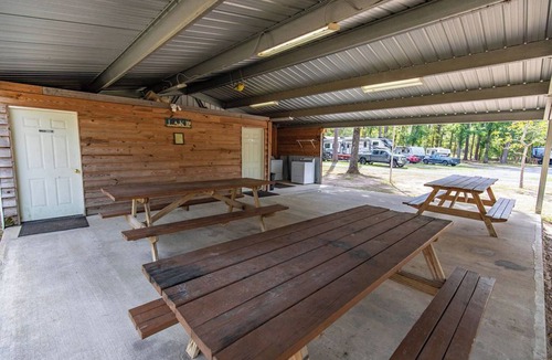 Dry Creek Cabin | Serene Lakeside Escape: Your Cabin Hideaway at Bundick Lake Retreat