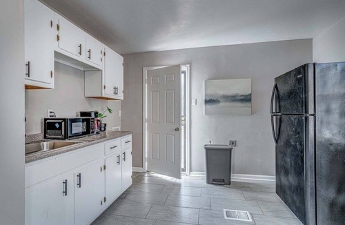 Whitehaven House | Serene Simplicity: Close to I-55 Graceland Airport