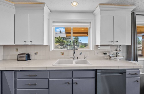 Davenport House | Seven Bays Family Beach Getaway, come enjoy Lake Roosevelt all year round!