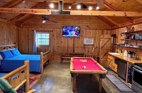 Board Camp Cabin | Shady Bend Bunk house, 1 mile from the WPG south trail head!
