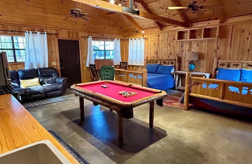 Board Camp Cabin | Shady Bend Bunk house, 1 mile from the WPG south trail head!