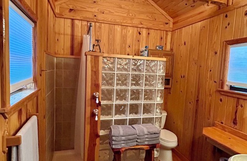 Board Camp Cabin | Shady Bend Bunk house, 1 mile from the WPG south trail head!