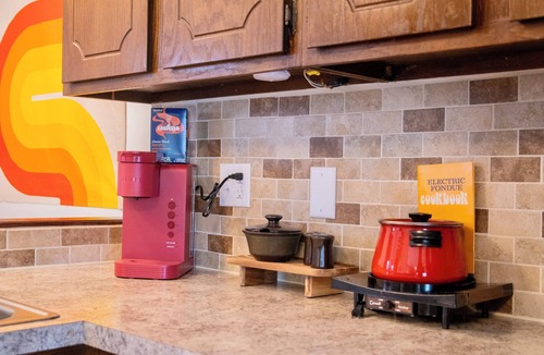 Manhattan House | Shag Stay MHK – Ultimate 70s Dream Pad Retro Vibes + Modern Comfort Near Airport