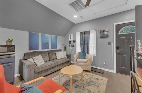 Riverview House | Shark Tank Comfy King BD1BT Free Parking Fast Wifi
