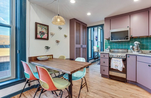Golden Apartment | Shop, Dine, Unwind! Couples Retreat in Dtwn Golden