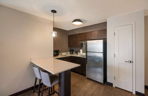 Richardson Hotel | Short drive from Addison Airport! Pet-friendly, Breakfast, Pool, Tennis Court!