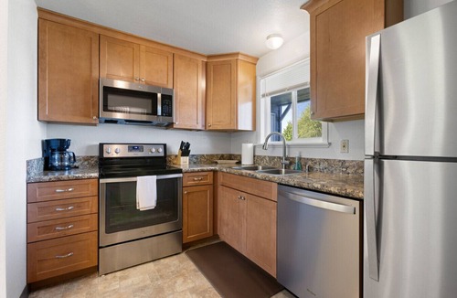 West Valley House | Siesta Sunset | Pet-Friendly Fenced Yard Fireplace Patio BBQ NEW FLOORS