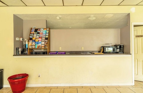 Livingston Hotel | Simple 2 Full Beds Near Scenic Outdoor Spots - 2 Rooms