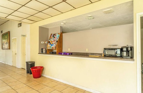 Livingston Hotel | Simple 2 Full Beds Near Scenic Outdoor Spots - 2 Rooms