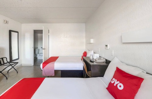 Energy Corridor Hotel | Simple & Convenient Stay Near Market Square Fun & Memorial Park l 2 Rooms