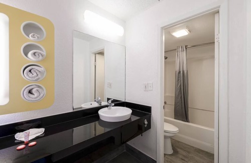 Energy Corridor Hotel | Simple & Convenient Stay Near Market Square Fun & Memorial Park l 2 Rooms