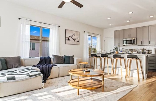 Old East Dallas Apartment | Simple Stillness - Premium King Memory Foam - Luxury Furniture - Central Locatio