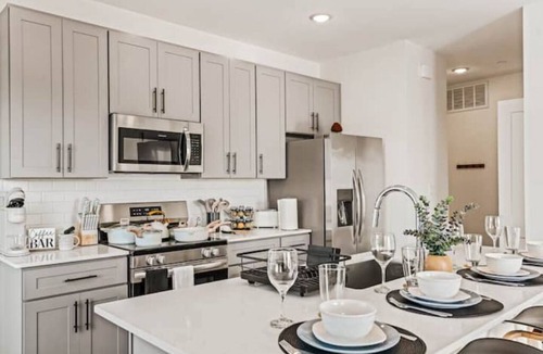 Old East Dallas Apartment | Simple Stillness - Premium King Memory Foam - Luxury Furniture - Central Locatio