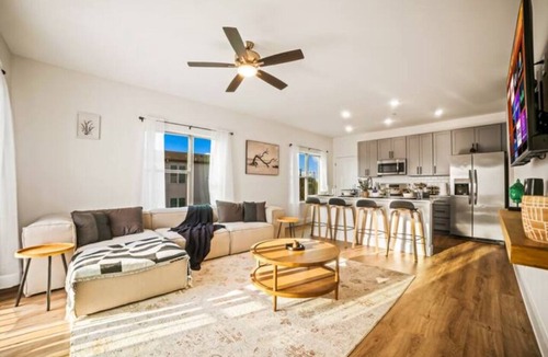 Old East Dallas Apartment | Simple Stillness - Premium King Memory Foam - Luxury Furniture - Central Locatio