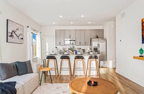 Old East Dallas Apartment | Simple Stillness - Premium King Memory Foam - Luxury Furniture - Central Locatio