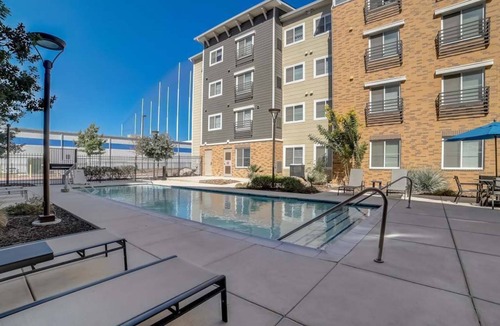 Far North Central Apartment | Simplicity At the Rim 1202 I Comfy 3 Bed 2 Bath