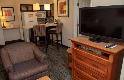 Vance Jackson Hotel | Six Flags Fun | Spacious Unit with Full Kitchen | Outdoor Pool | Free Breakfast