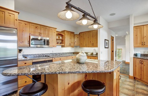 Warrior's Mark House | Ski Shuttle-Hot Tub-7 Beds-Neighborhood Access to Slopes for Experienced Skiers.