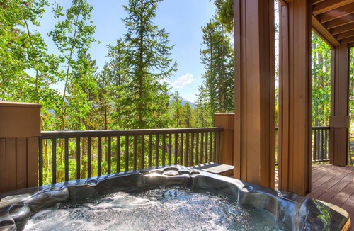 Warrior's Mark House | Ski Shuttle-Hot Tub-7 Beds-Neighborhood Access to Slopes for Experienced Skiers.