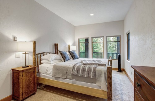 Warrior's Mark House | Ski Shuttle-Hot Tub-7 Beds-Neighborhood Access to Slopes for Experienced Skiers.