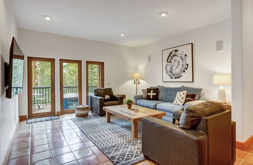 Warrior's Mark House | Ski Shuttle-Hot Tub-7 Beds-Neighborhood Access to Slopes for Experienced Skiers.