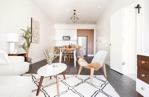 Highland House | Skyline Blue Modern Loft - Zuni Lofts
