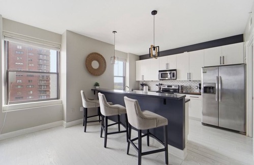 Downtown Des Moines Apartment | Skyline Lounge - Views, Gym, Sauna, & Free Parking
