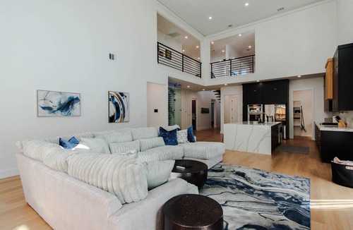 West Dallas House | SkyLuxe Five Modern 5BR/3.5BA Rooftop + Photo Studio with a Private Office