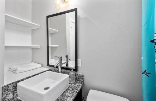 Braeswood Place Apartment | Sleek 1BR Apt with Free Park Near NRG, Med Center & UH
