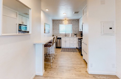 Feldman's Condo | Sleek condo with on-site pool & grilling area - wifi, w/d, central ac - dogs ok