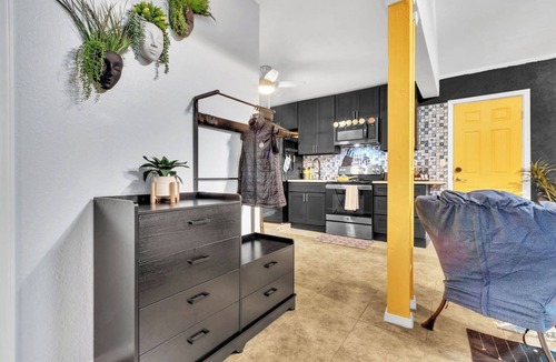 El Paso Apartment | Sleek Studio-Mins to Sunland Park Racetrack/Casino