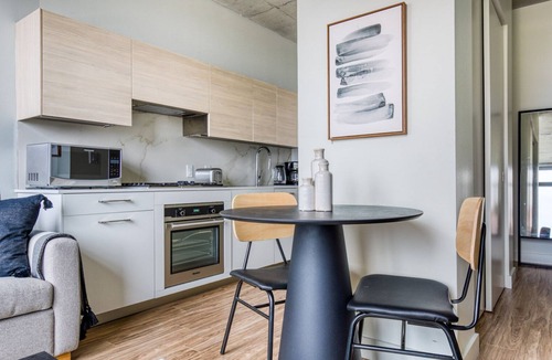 West Loop Gate Apartment | Sleek West Loop Studio w/Deck, Pool & Gym, 3 blocks to L, by Blueground
