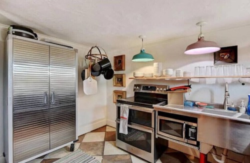 Gordonville House | Sleep 7 near Texoma. King Bed! Small dog friendly!
