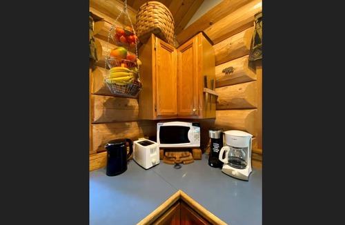 Winthrop Cabin | Sleeping Wolf Cabin: 2BR w/ski trail & river access, pool/hot tub, laundry