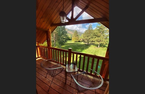 Winthrop Apartment | Sleeping Wolf Studio w/ski trail & river access, pool/hot tub