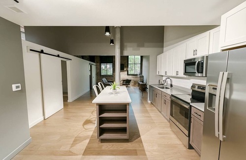 Newton Apartment | Sleepover | Airy 2BD/1BA Loft - Newton