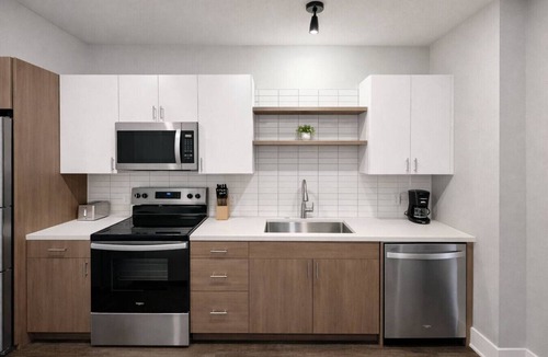 Dundee-Happy Hollow Historic District Apartment | Sleepover | Bright Studio + Gym/Sauna - Omaha