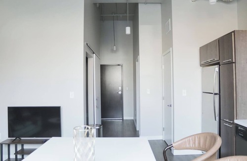 Downtown Des Moines Apartment | Sleepover | Chic 1BD/1BA - Downtown Des Moines
