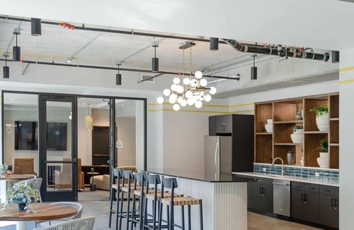 Dundee-Happy Hollow Historic District Apartment | Sleepover | Chic Studio + Gym/Sauna - Omaha