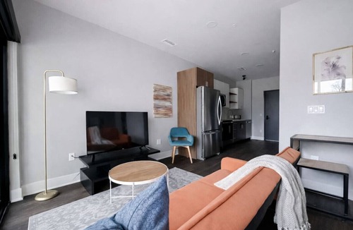 Dundee-Happy Hollow Historic District Apartment | Sleepover | Elite Studio + Gym/Sauna - Omaha