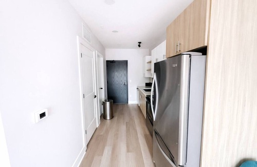 Dundee-Happy Hollow Historic District Apartment | Sleepover | Modern Studio + Gym/Sauna - Omaha
