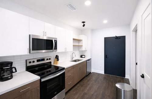 Dundee-Happy Hollow Historic District Apartment | Sleepover | Vibrant Studio + Gym/Sauna - Omaha