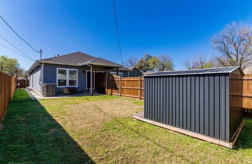 Fort Worth House | Sleeps 10+KingBed+Backyard+Stockyards+Free Parking