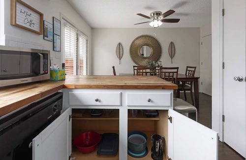 Grandview House | Sleeps 10 Pets Welcome+ patio seating & BBQ grill