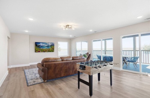 Granbury House | Sleeps 12-Stunning Lake Front Cliffside Views-Pool