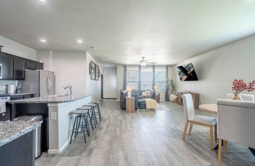 Odessa House | Sleeps 13+ - 5BR/2.5BA - Pool Table + Fire Pit